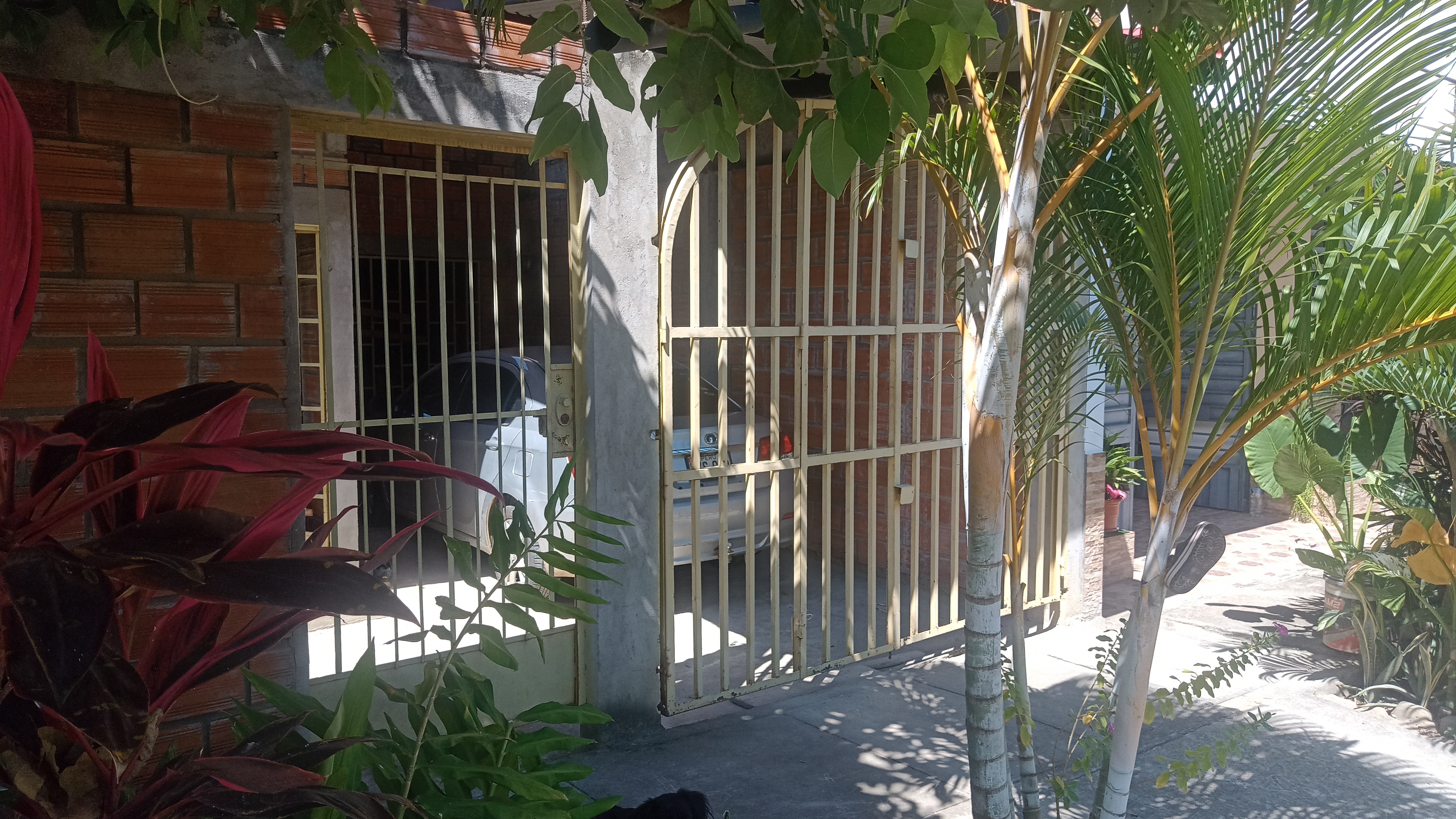 Casa familiar 1 piso en venta – 6 dormitorios + Cochera. Cerca a Aeropuerto